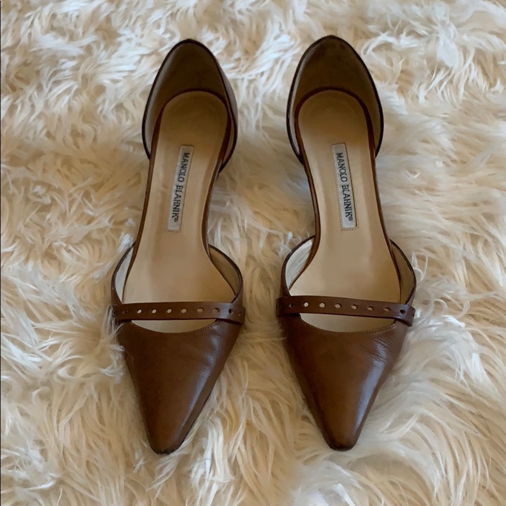 Size 8 Manolo Blahnik medium brown pump.